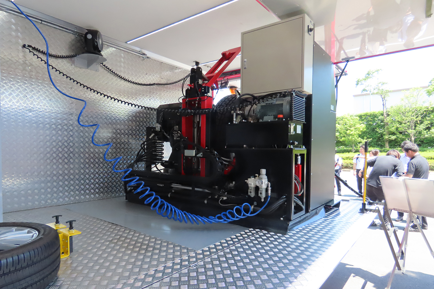 「出張タイヤ交換サービス」バンの車内