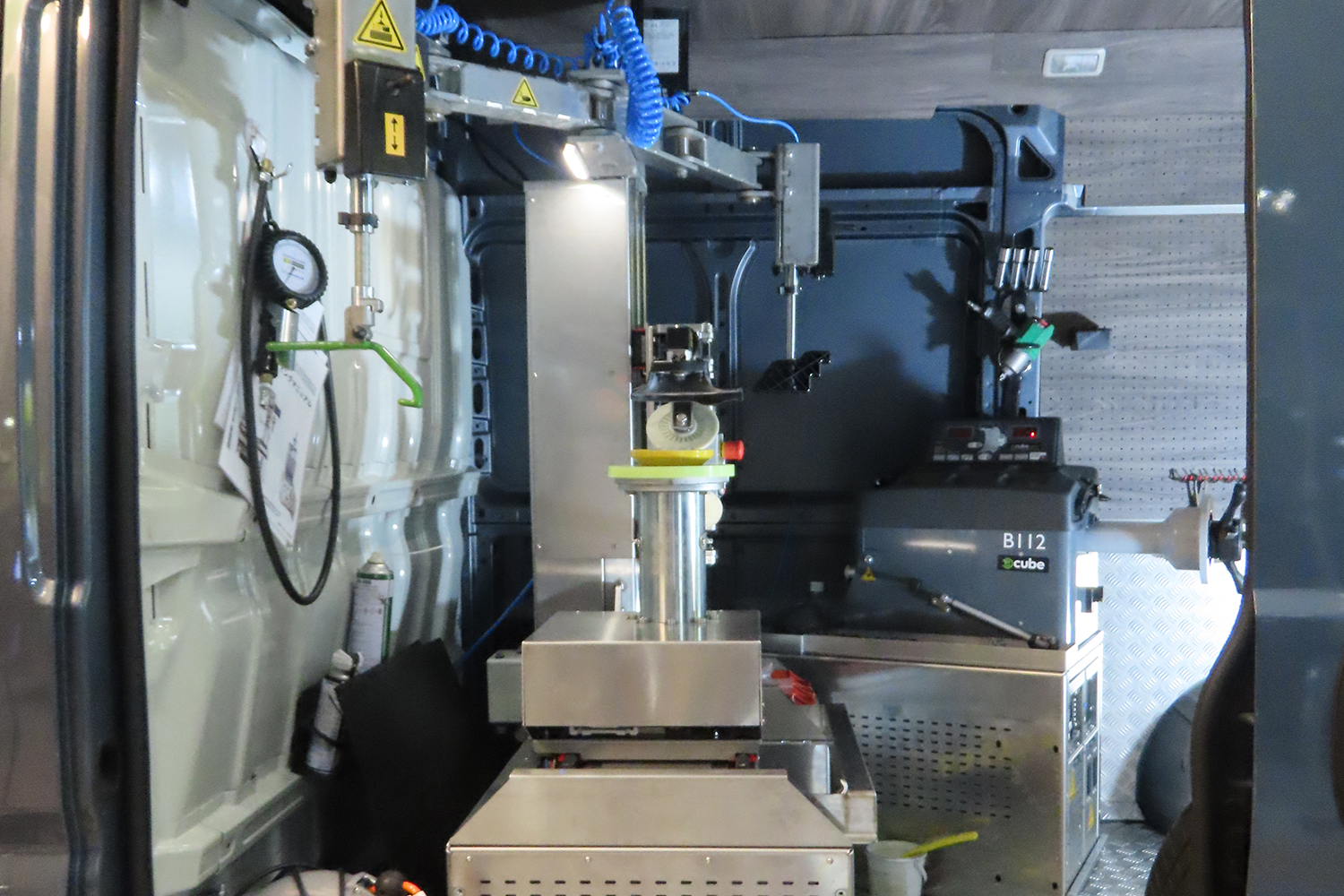 出張タイヤ交換車の車内