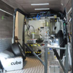 パンクした→お店でタイヤ交換だ……といってもトラックは乗用車のように容易じゃない！　そんなケースに「出張タイヤ交換」なるサービスが存在した