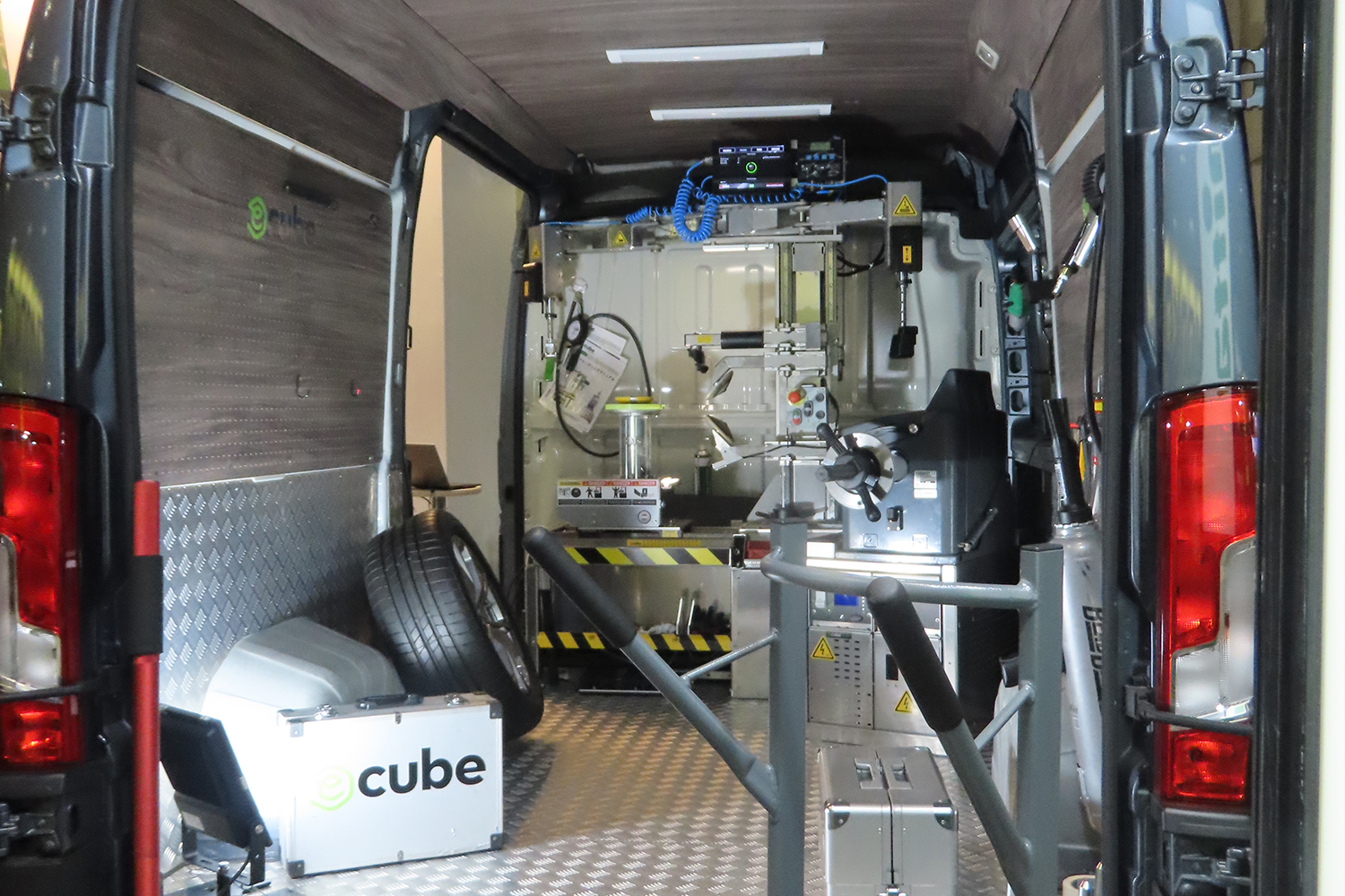 トラックのタイヤがパンクしたときのために「出張タイヤ交換」なるサービスが存在した