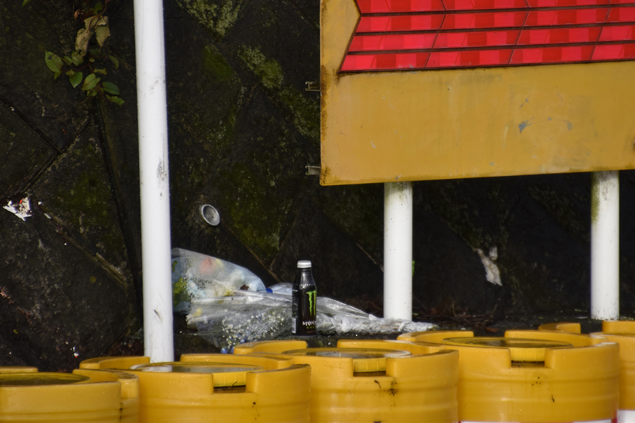 やまびこ大橋の交差点に置かれた献花