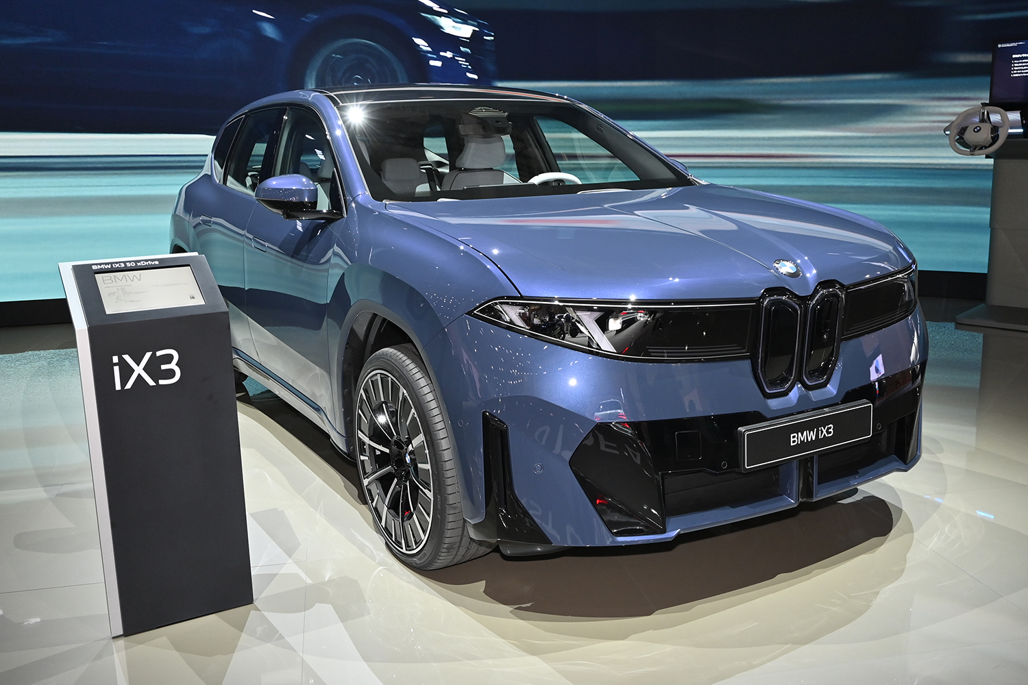 BMW新型「iX3」のフロントスタイリング 〜 画像1