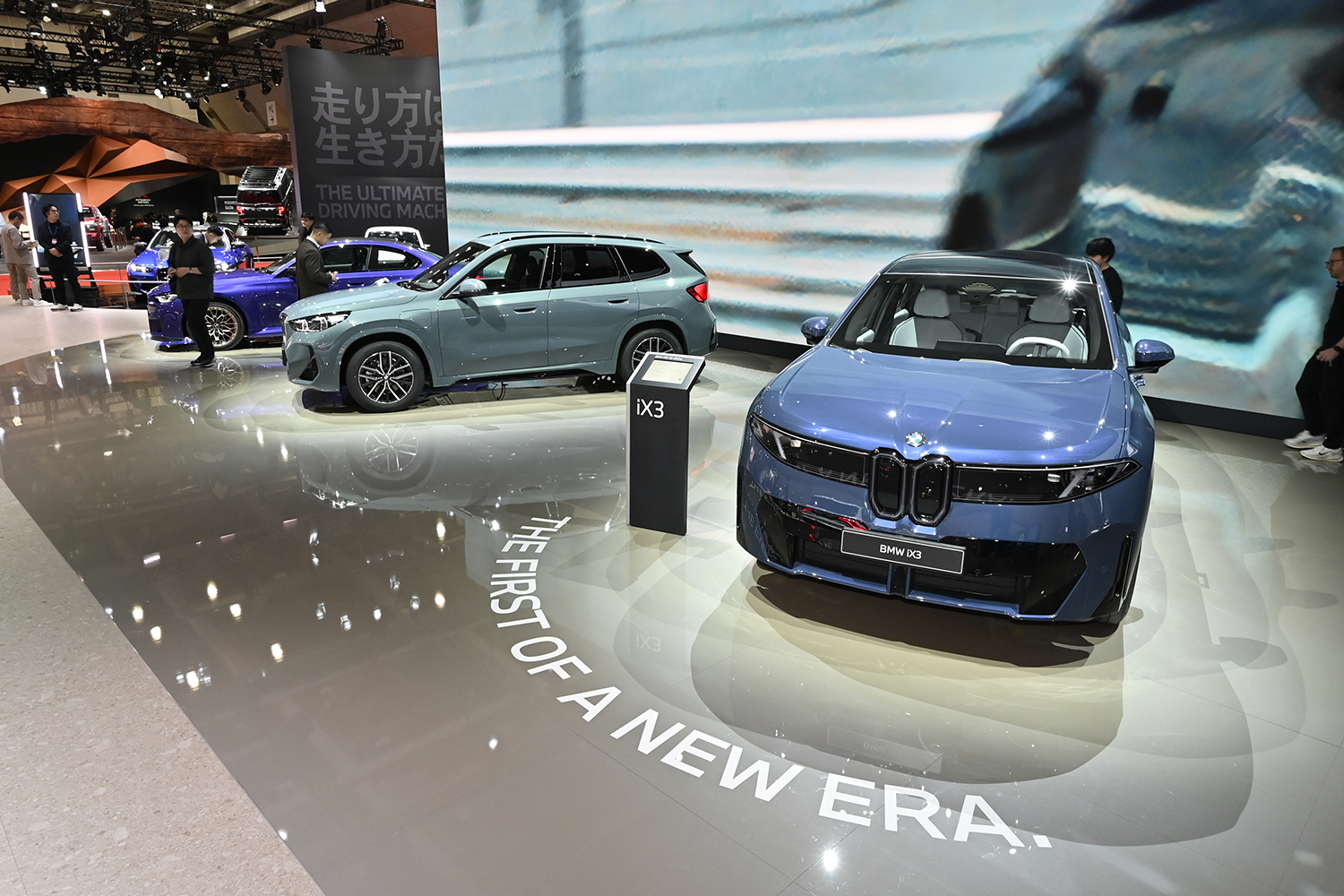 BMW新型「iX3」を含むブースの展示 〜 画像2