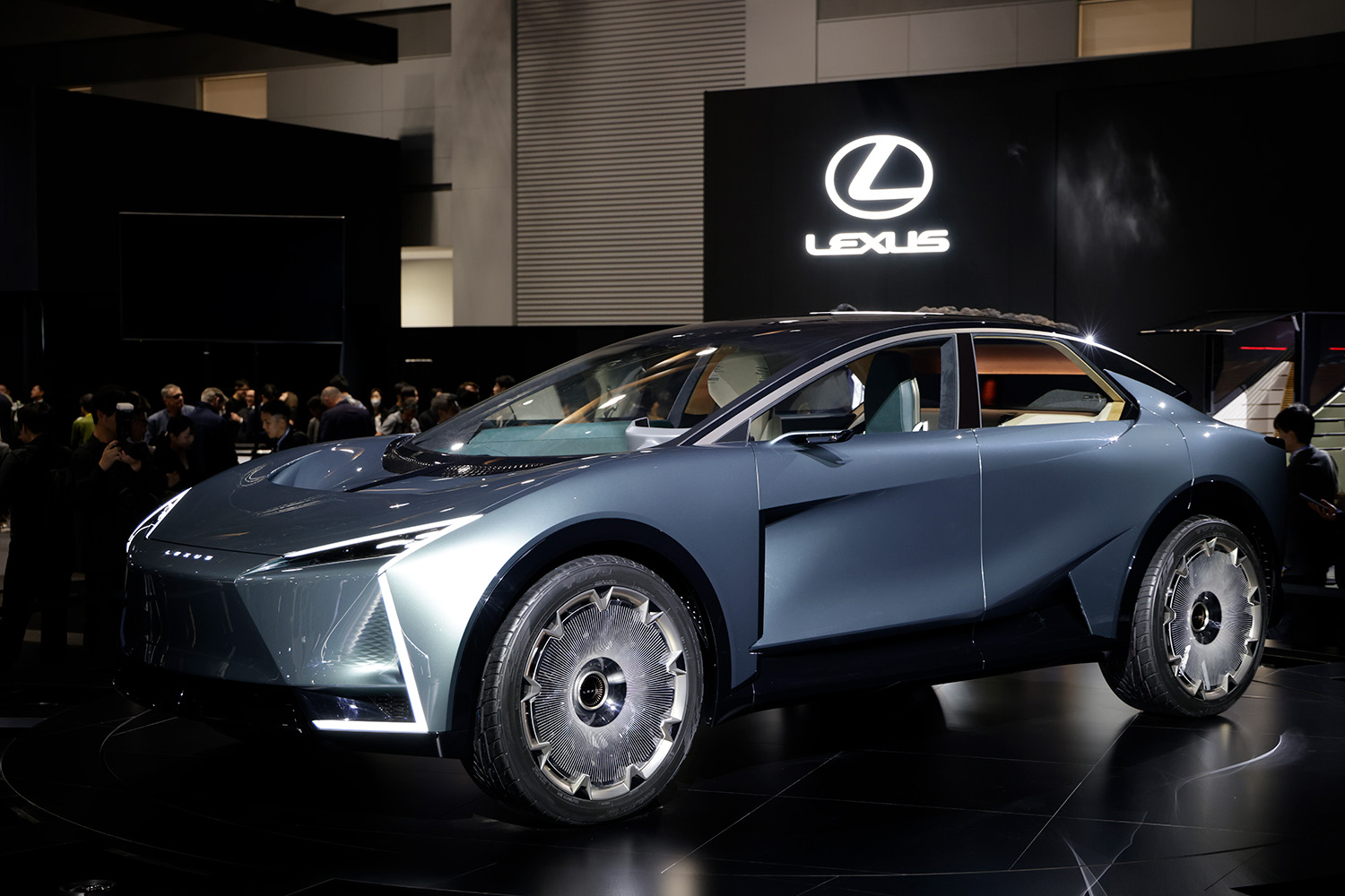 ドローン搭載の「LSクーペコンセプト」と１人乗り３輪車「LSマイクロコンセプト」が驚きの連続だった