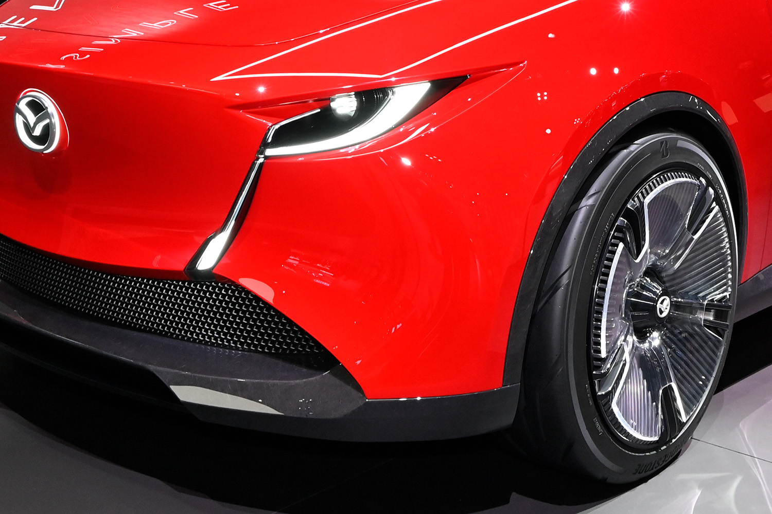 デジタル化された人の感覚とクルマをAIが結ぶ⁉︎　未来の若者は「マツダビジョン クロスコンパクト」でクルマとの絆をより深められるのか？【ジャパンモビリティショー2025】