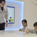 【画像】クルマ好きキッズはいの一番にブースへGO！　国産メーカーが集う「Out of KidZania」がほかじゃ体験できない内容だらけだった【ジャパンモビリティショー2025】 〜 画像9