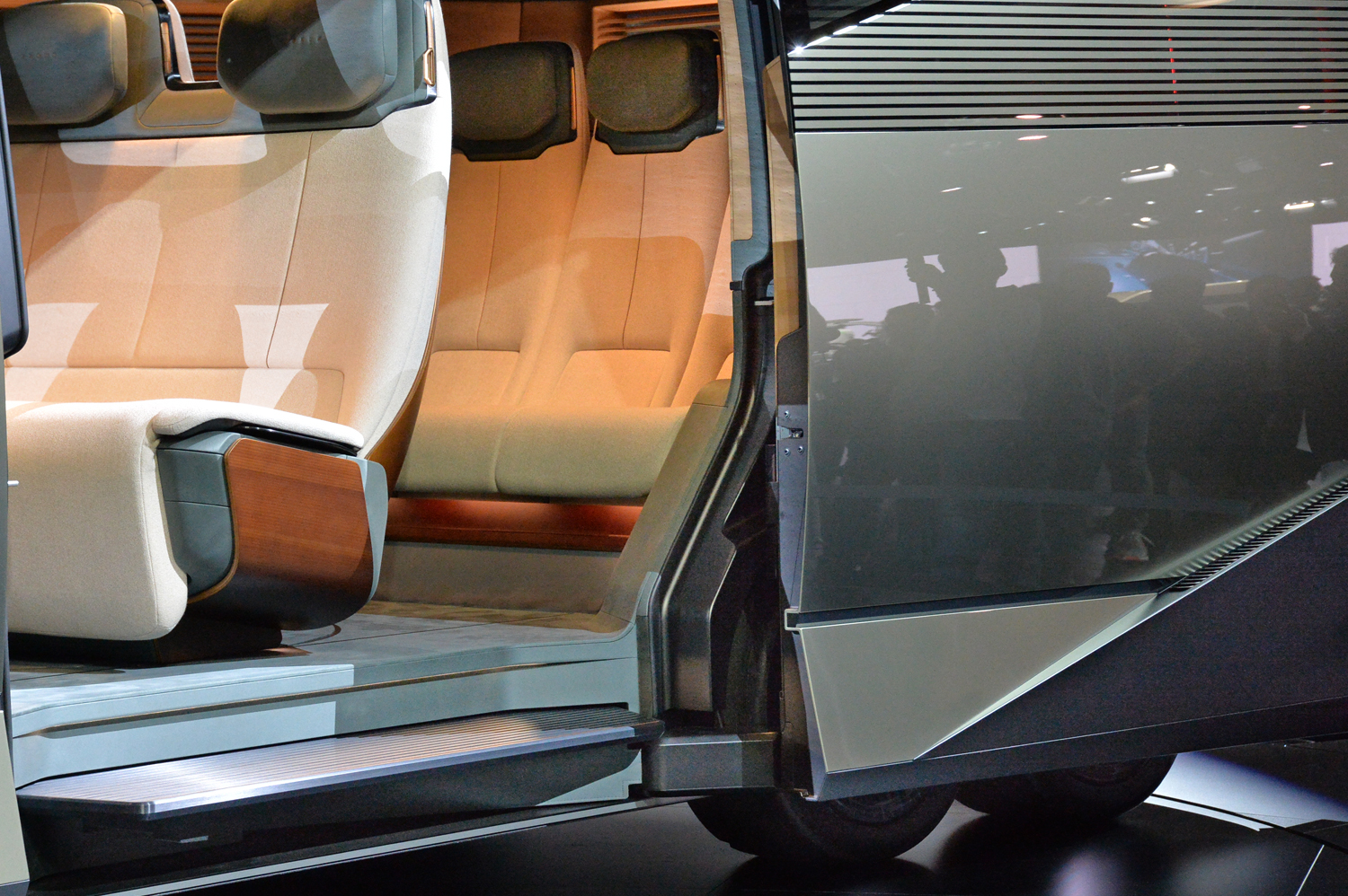 レクサスLSコンセプトのスライドドア開口部 〜 画像2