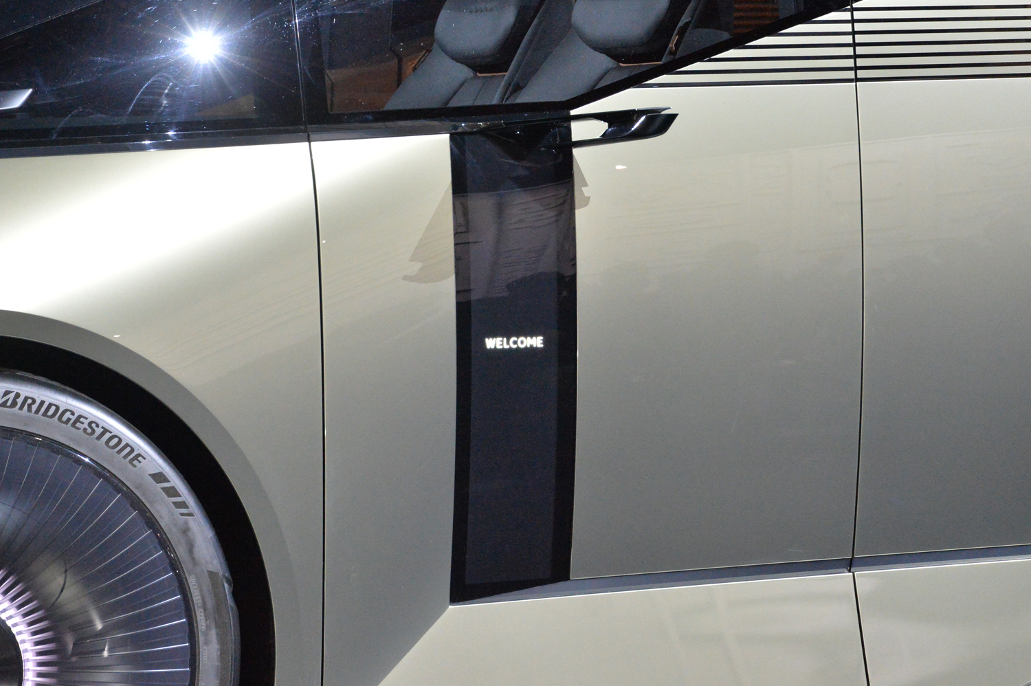 レクサスLSコンセプトのフロントドアに採用されたドットマトリクス・ディスプレイ 〜 画像6