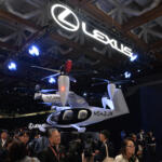 【画像】「込めた提案は100%実現したいと思ってます」　衝撃のレクサスLSコンセプト「６輪ミニバン・ショーファー」は市販する気マンマンだった【ジャパンモビリティショー2025】 〜 画像3