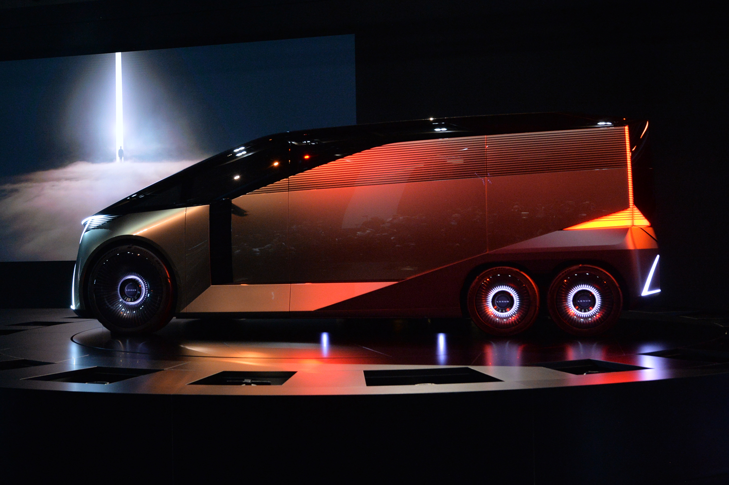 ジャパンモビリティショー2025でレクサスが「LSコンセプト」を世界初公開