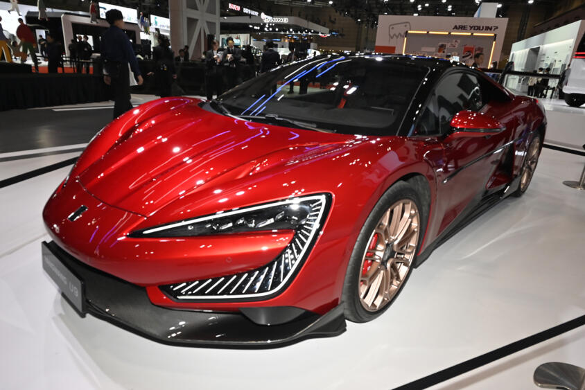 世界最速の超高性能ハイパーカーは跳ねて踊れるすごいヤツ!?　初めて日本にやってきたBYD「ヤンワンＵ９」はすべてが規格外だった【ジャパンモビリティショー2025】