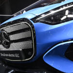 新型メルセデス・ベンツGLCの見どころは話題の発光グリルだけじゃない！　インパネ幅いっぱいの39.1インチMBUXスーパースクリーンがデカすぎだった【ジャパンモビリティショー2025】