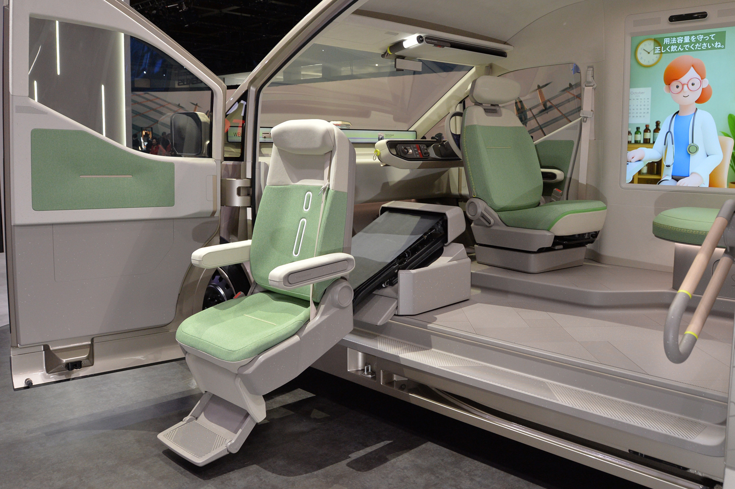 トヨタ・ハイエースコンセプトの福祉車両 〜 画像5