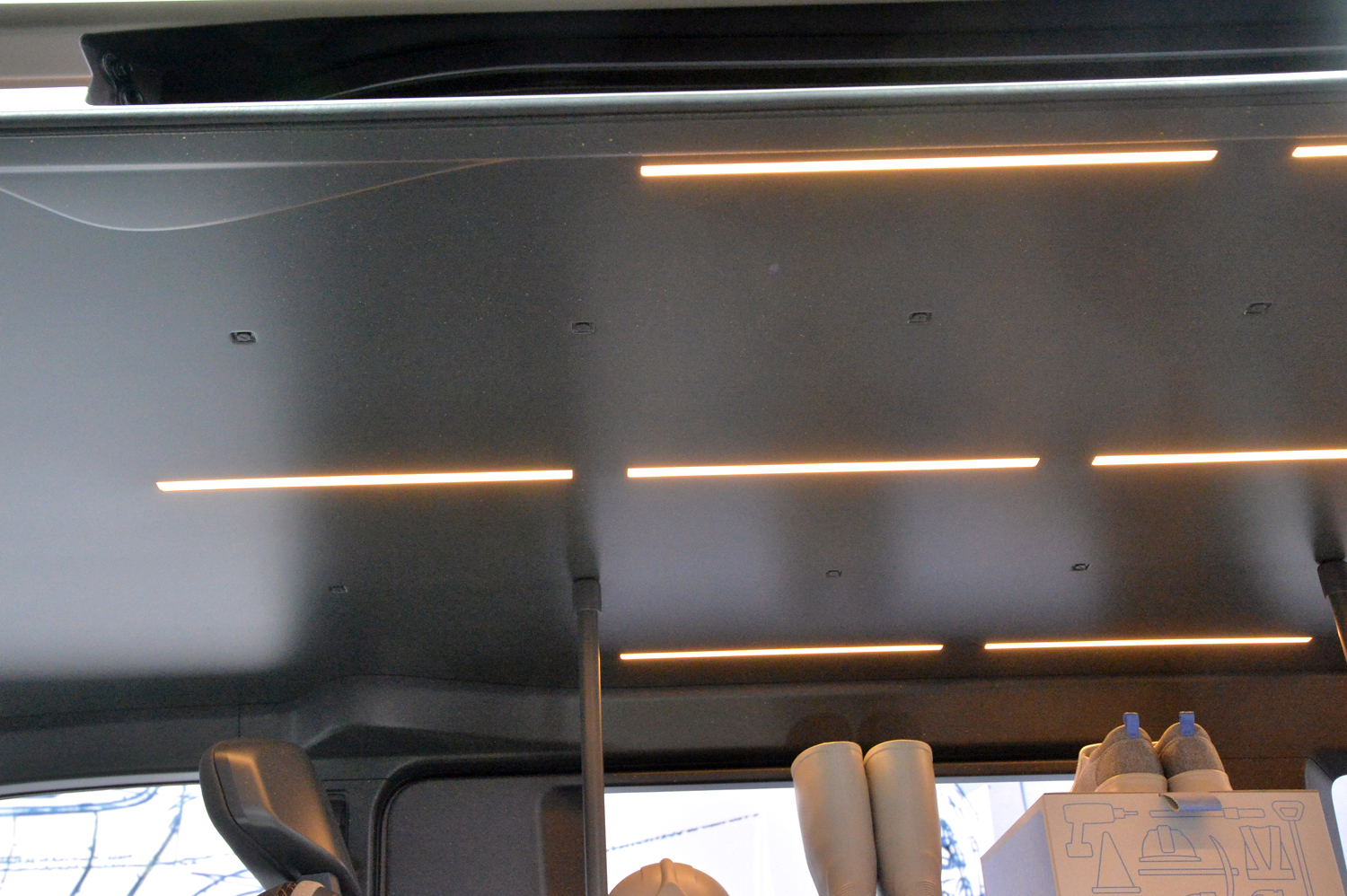 トヨタ・ハイエースコンセプトのキャビン天井