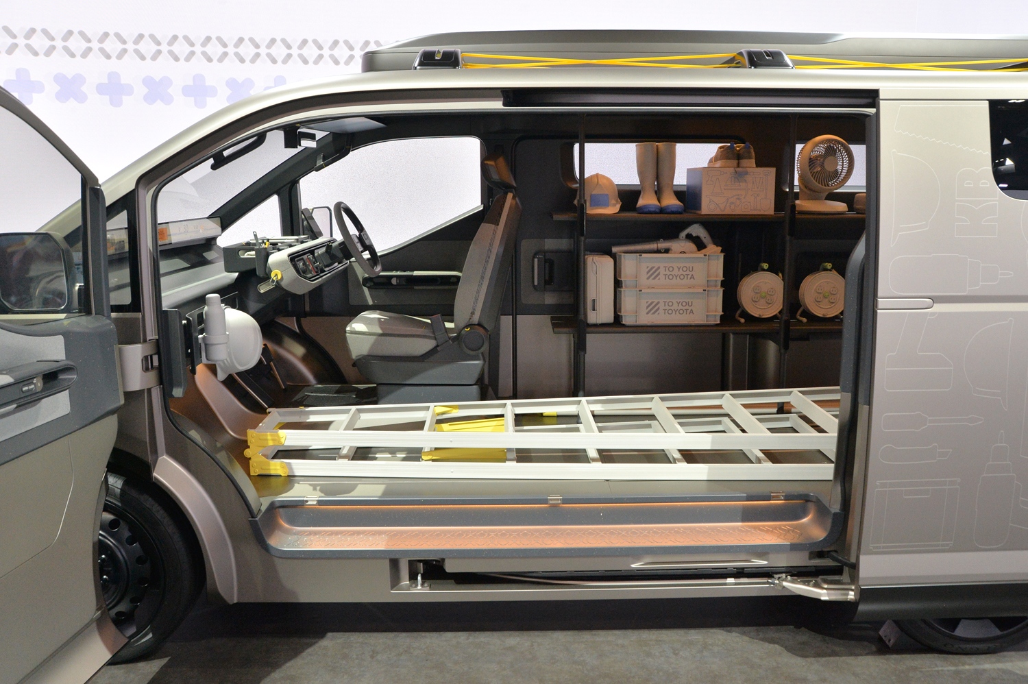 脚立を積載したトヨタ・ハイエースコンセプト