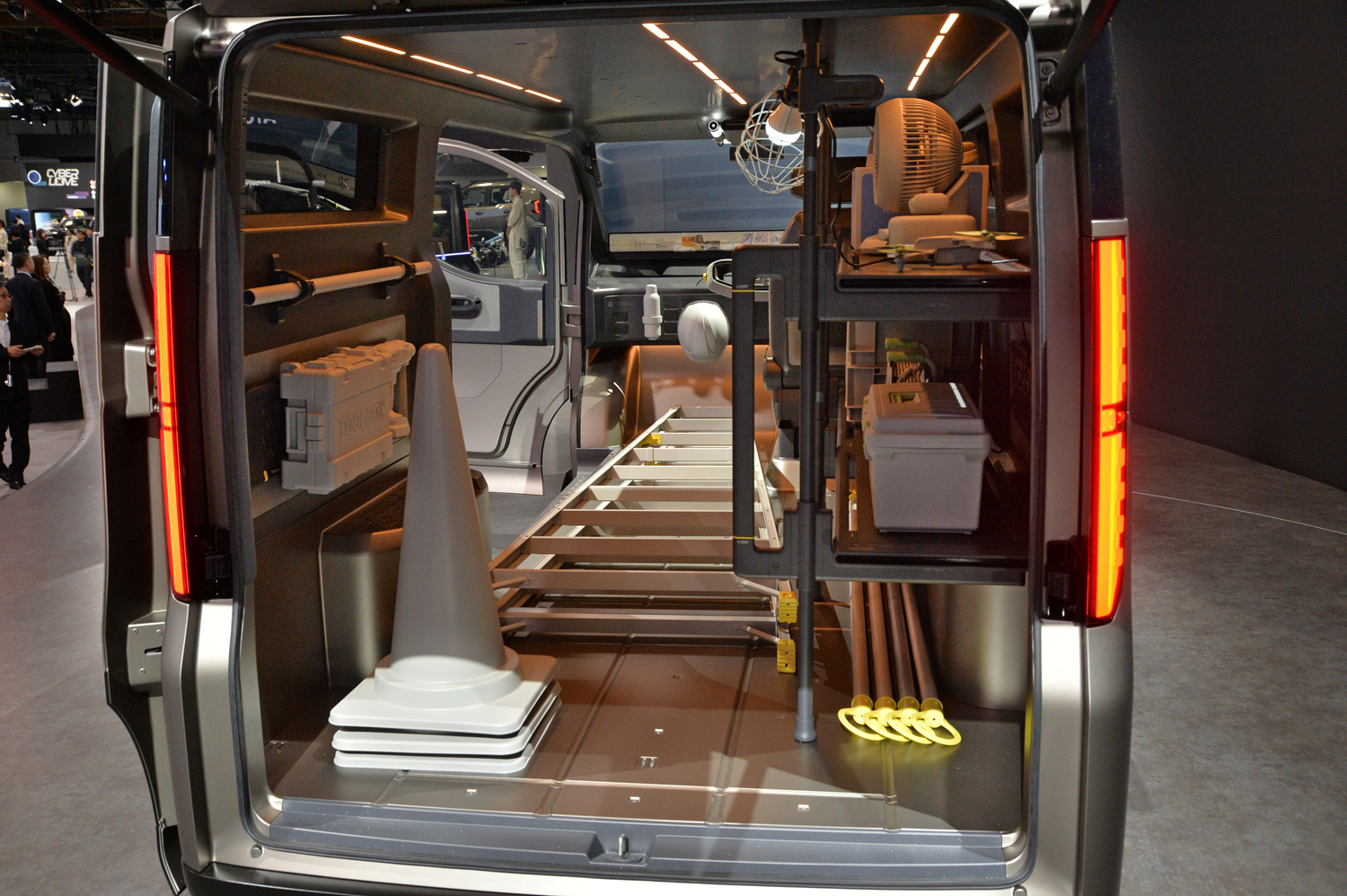 トヨタ・ハイエースコンセプトのラゲッジ部