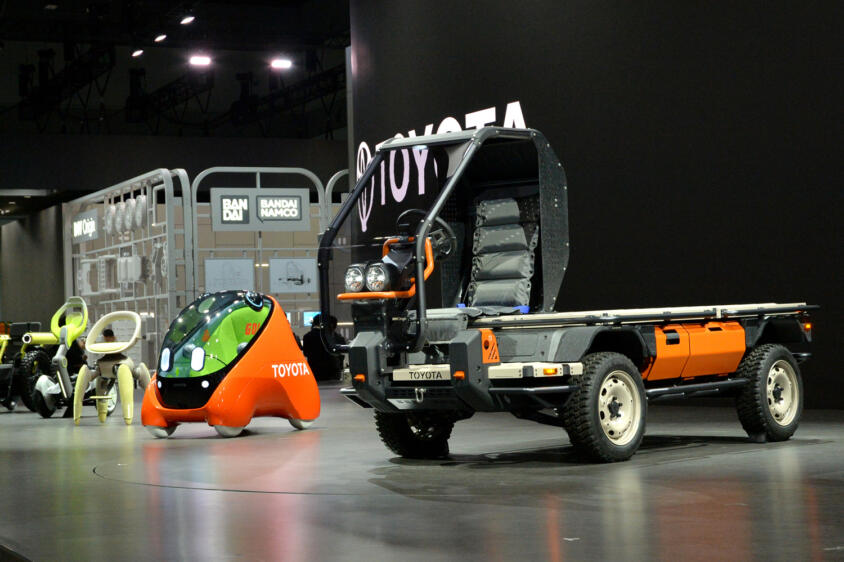ひとり乗りトラックの奇抜すぎる姿は未完成だけど完成形！　クルマで「社会づくり」を担うトヨタの「IMVオリジン」に天晴れ！【ジャパンモビリティショー2025】