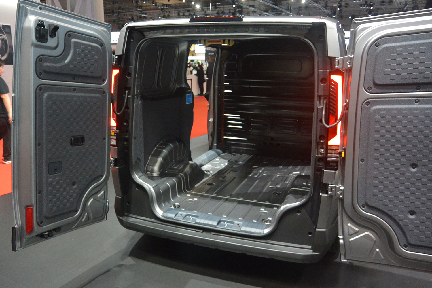 起亜PV5カーゴのラゲッジルーム