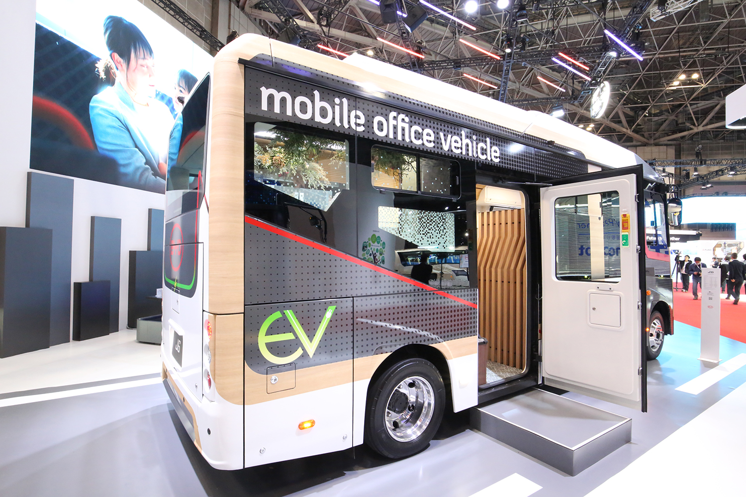 BYD J6リビングカーのリヤスタイリング