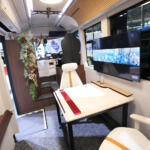 【画像】まるで事務所のような空間がバスの車内ってマジか！　BYDのEVバス「J6リビングカー」なら走っていても止まっていても環境に優しくくつろげる【ジャパンモビリティショー2025】 〜 画像3
