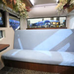 【画像】まるで事務所のような空間がバスの車内ってマジか！　BYDのEVバス「J6リビングカー」なら走っていても止まっていても環境に優しくくつろげる【ジャパンモビリティショー2025】 〜 画像4