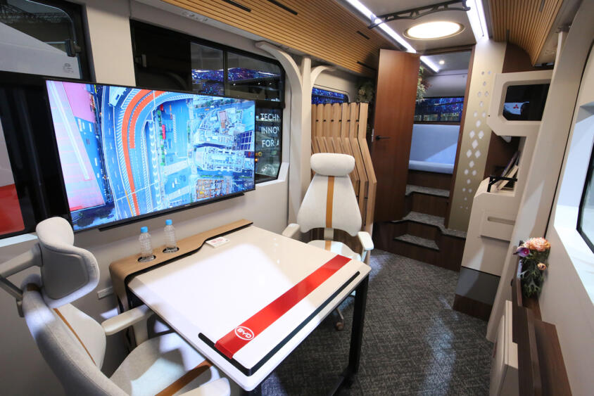 まるで事務所のような空間がバスの車内ってマジか！　BYDのEVバス「J6リビングカー」なら走っていても止まっていても環境に優しくくつろげる【ジャパンモビリティショー2025】