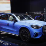 【画像】新型メルセデス・ベンツGLCの見どころは話題の発光グリルだけじゃない！　インパネ幅いっぱいの39.1インチMBUXスーパースクリーンがデカすぎだった【ジャパンモビリティショー2025】 〜 画像2