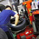 【画像】やったことがある人ならわかる「タイヤの組み替え」はかなりの重労働！　全自動まで「もう少し」のタイヤチェンジャー最前線 〜 画像1