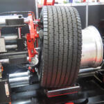 【画像】やったことがある人ならわかる「タイヤの組み替え」はかなりの重労働！　全自動まで「もう少し」のタイヤチェンジャー最前線 〜 画像2