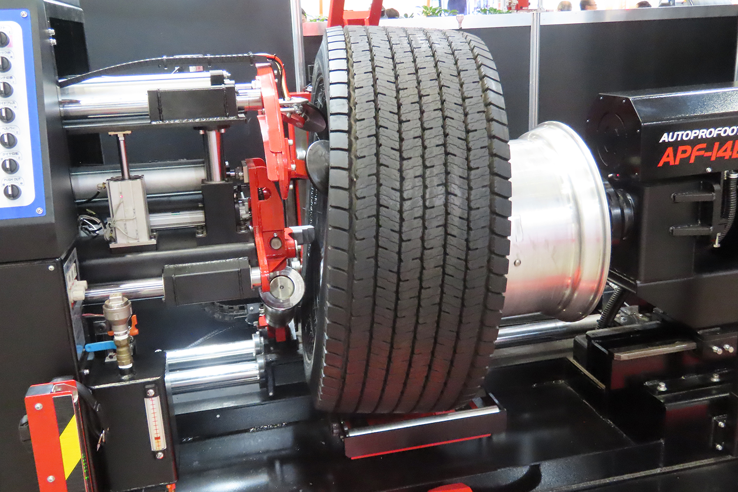 トラック用の縦向きタイヤチェンジャー