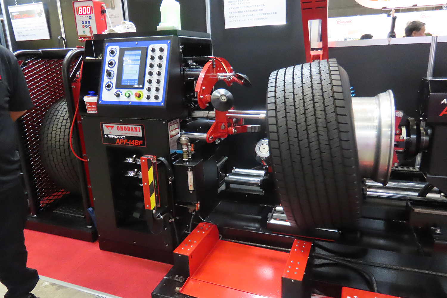 トラック用タイヤも簡単に組み替えられる最新のタイヤチェンジャー事情