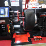 【画像】やったことがある人ならわかる「タイヤの組み替え」はかなりの重労働！　全自動まで「もう少し」のタイヤチェンジャー最前線 〜 画像4