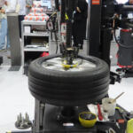 【画像】やったことがある人ならわかる「タイヤの組み替え」はかなりの重労働！　全自動まで「もう少し」のタイヤチェンジャー最前線 〜 画像5