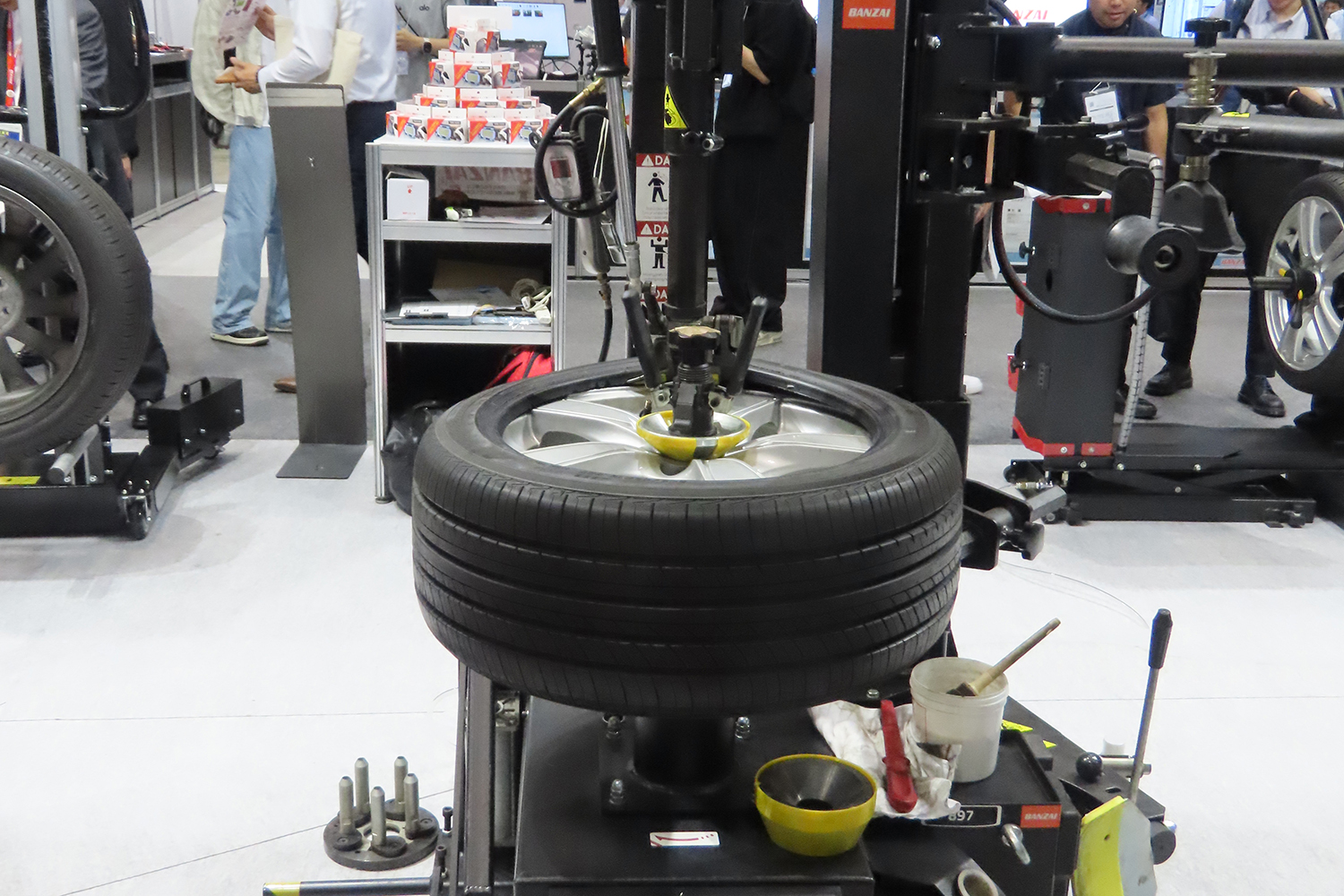 一般的なターンテーブル式タイヤチェンジャー