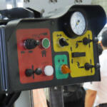 【画像】やったことがある人ならわかる「タイヤの組み替え」はかなりの重労働！　全自動まで「もう少し」のタイヤチェンジャー最前線 〜 画像6