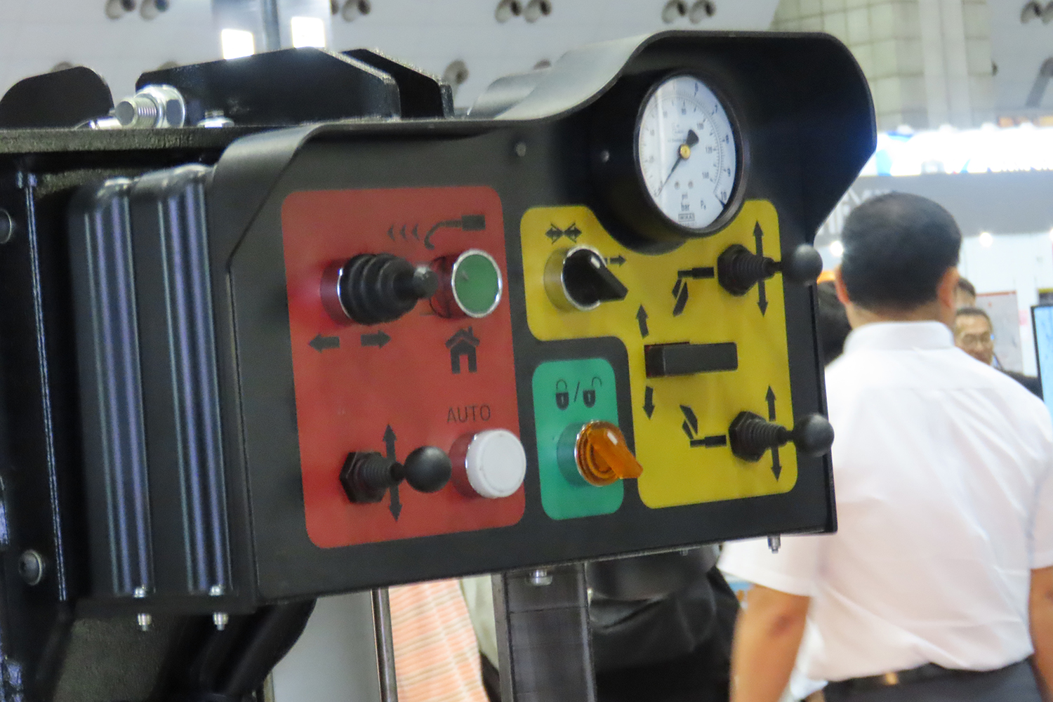 トラック用タイヤも簡単に組み替えられる最新のタイヤチェンジャー事情 〜 画像6