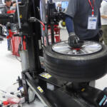 【画像】やったことがある人ならわかる「タイヤの組み替え」はかなりの重労働！　全自動まで「もう少し」のタイヤチェンジャー最前線 〜 画像7