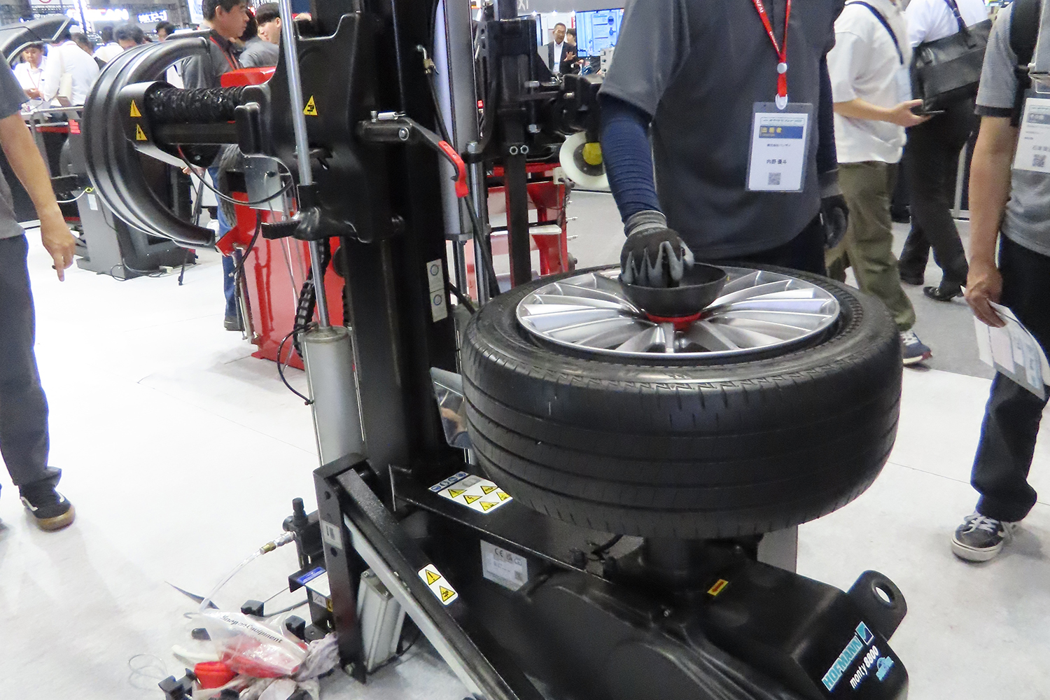 トラック用タイヤも簡単に組み替えられる最新のタイヤチェンジャー事情 〜 画像7