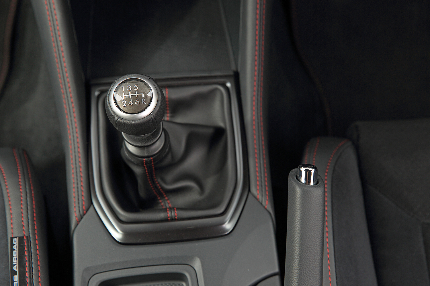 スバルWRX S4 tS Bスペックの6速MTレバー