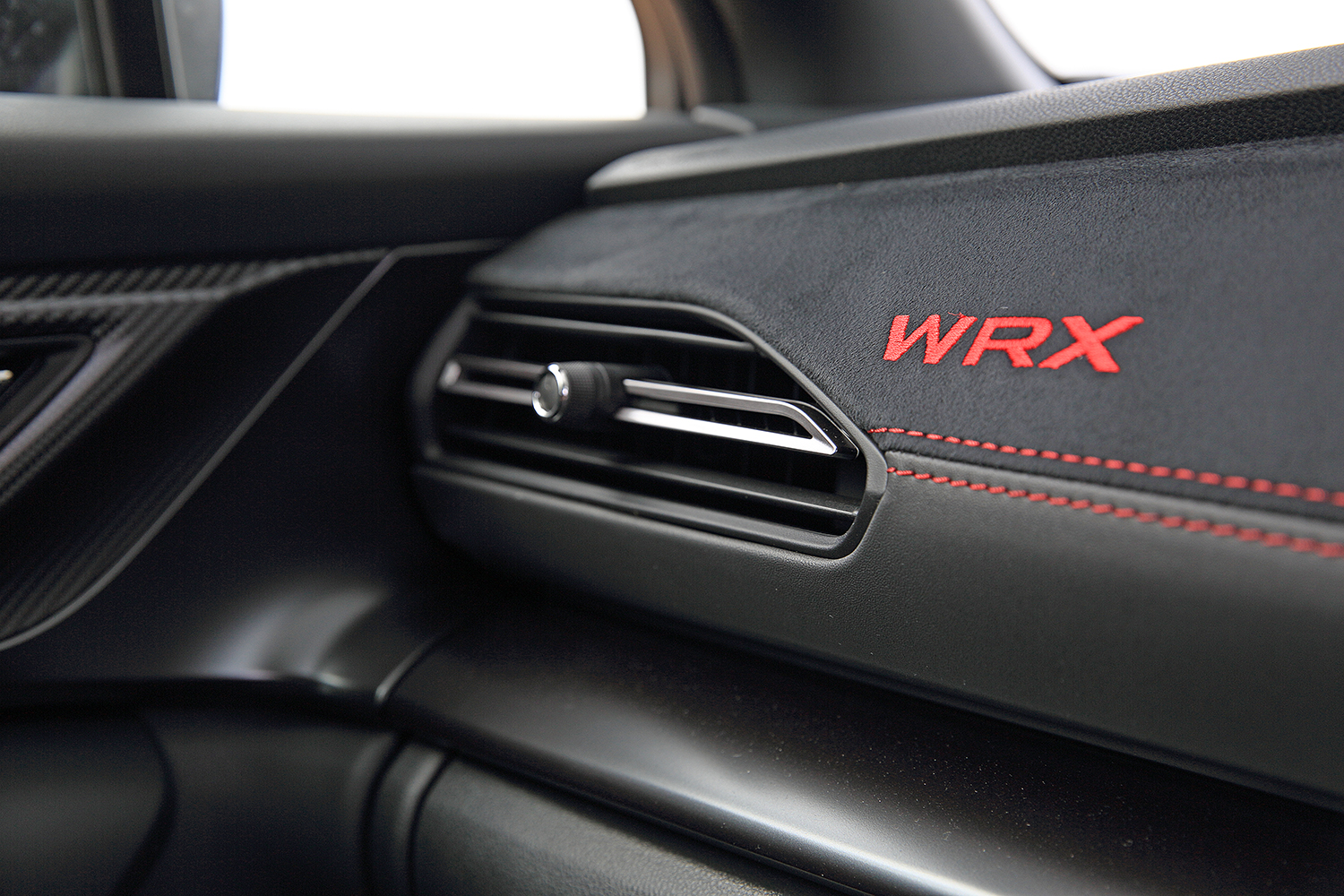 インパネに入ったWRXの刺繍