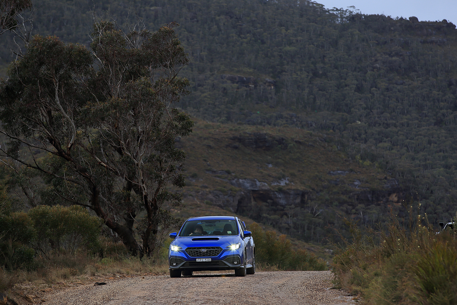 悪路を走行するスバルWRX S4 tS Bスペック