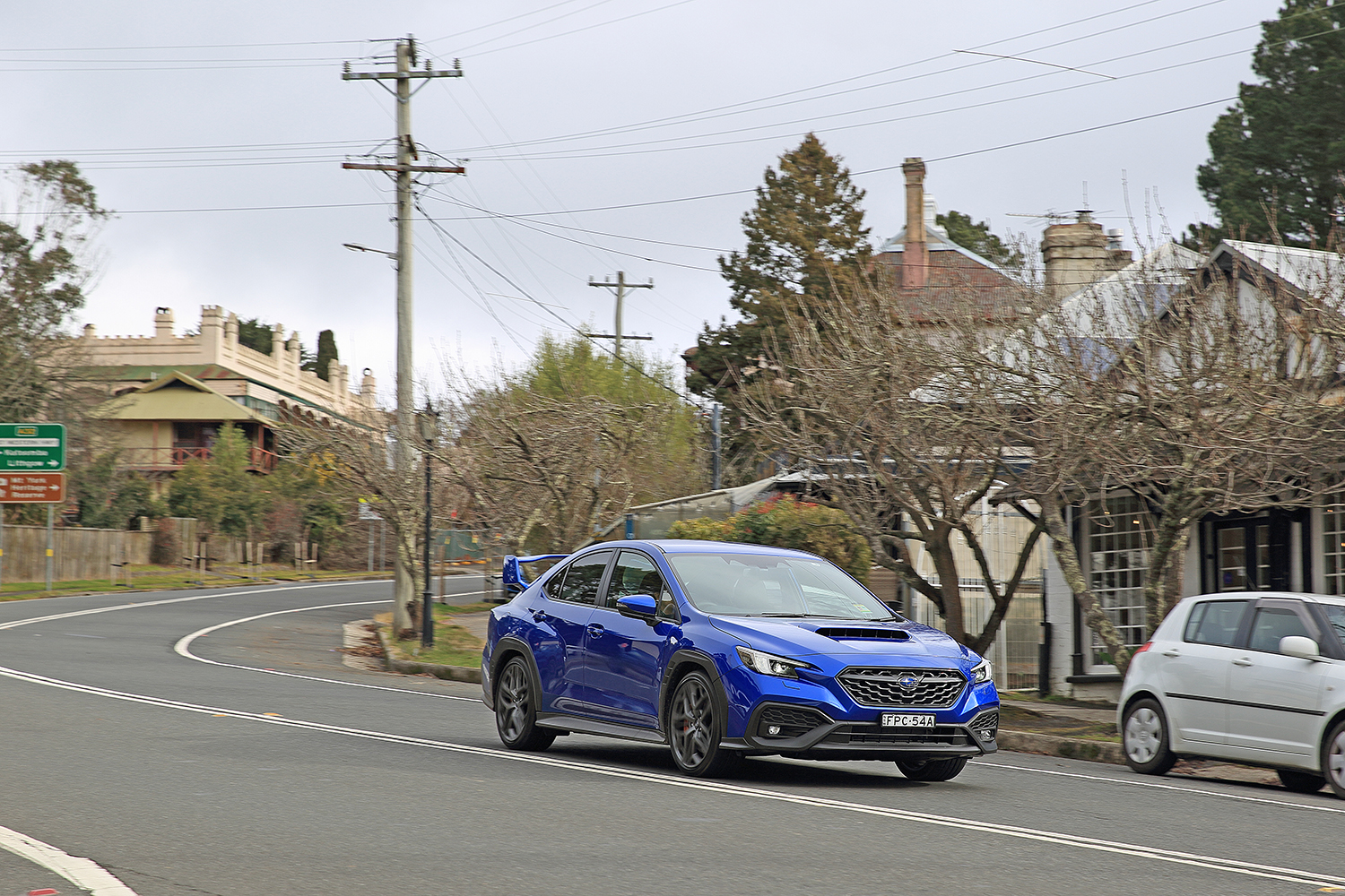 市街地を走行するスバルWRX S4 tS Bスペック