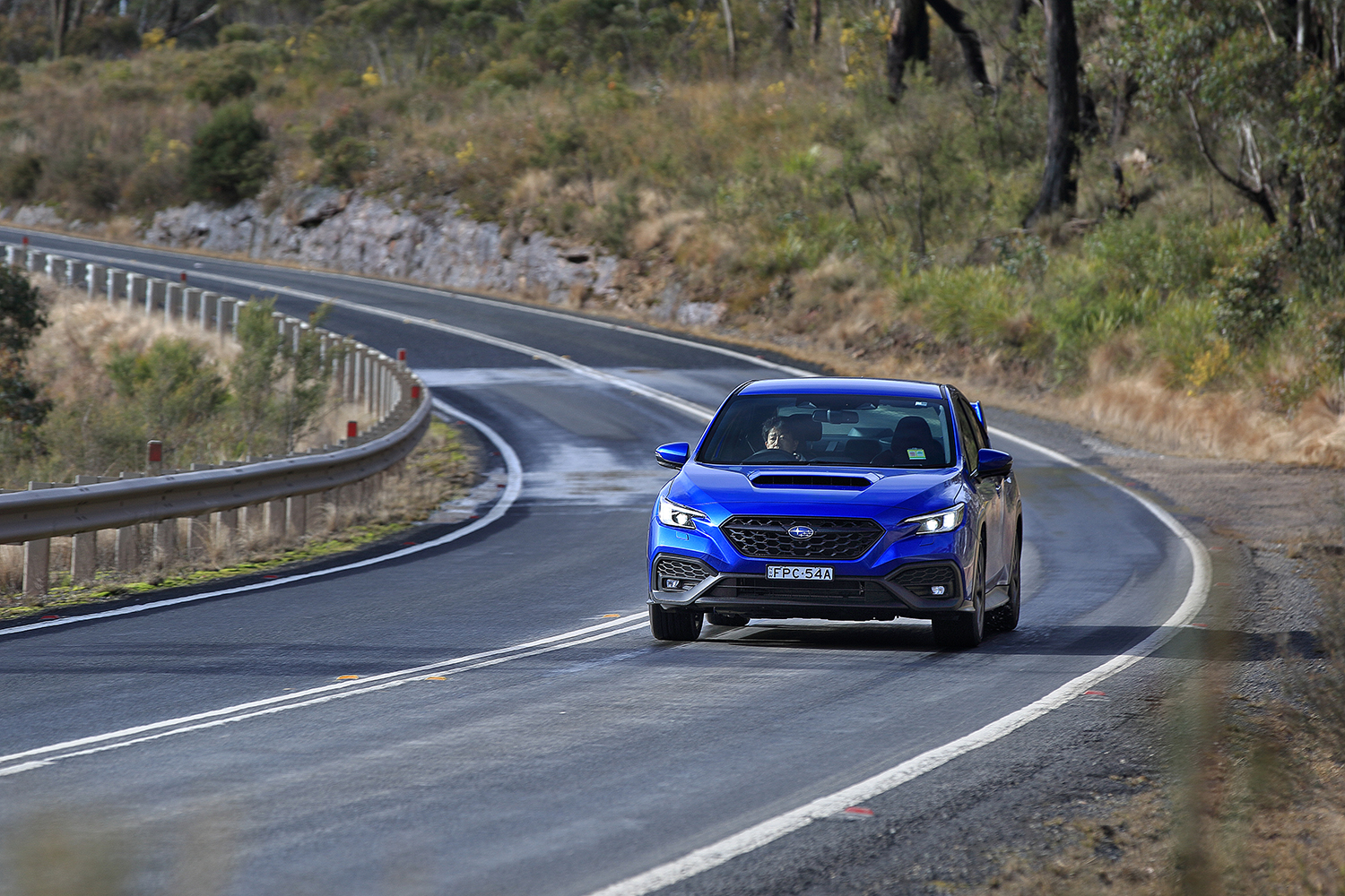 ワインディングを走行するスバルWRX S4 tS Bスペック