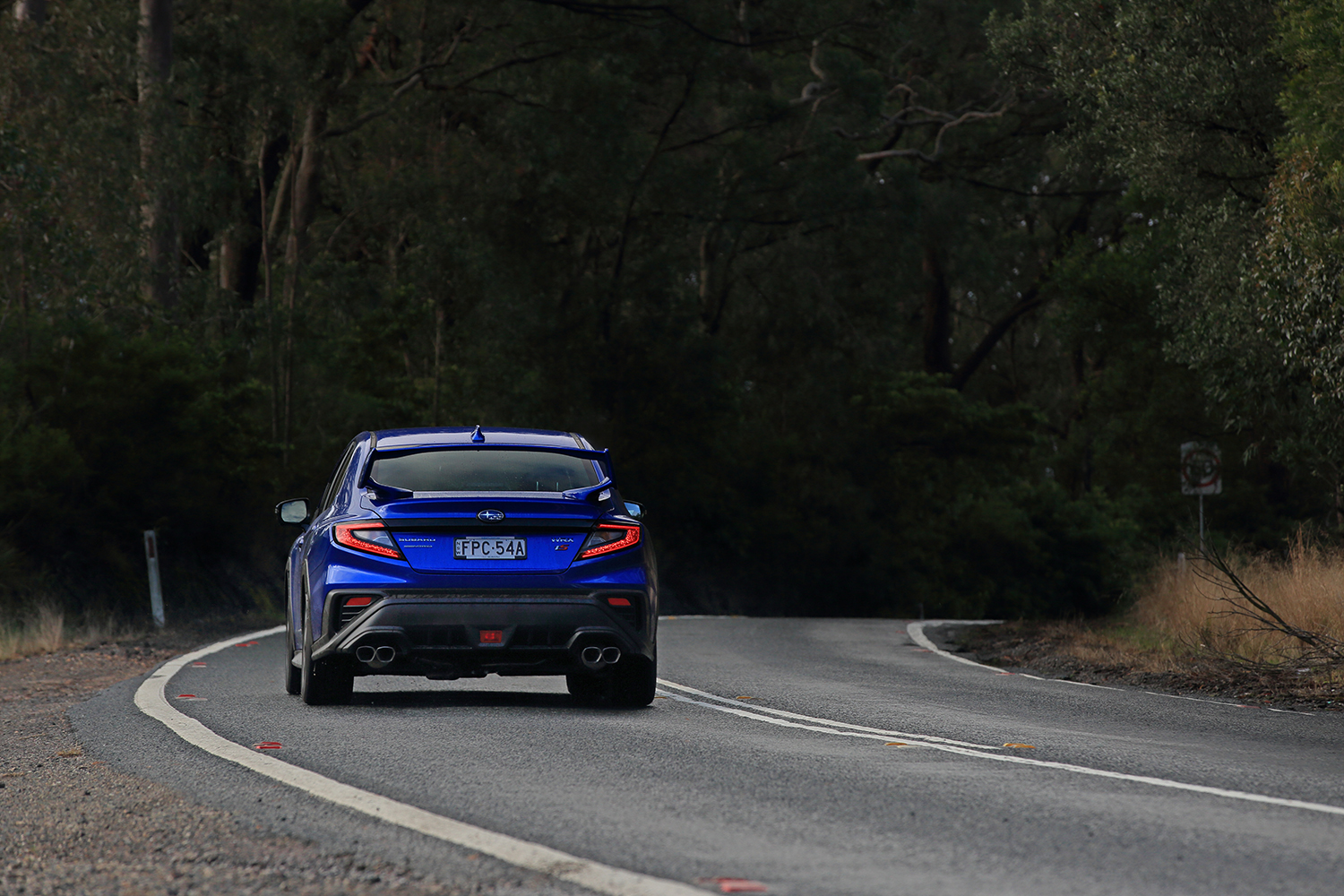 スバルWRX S4 tS Bスペックのワインディングを走行するシーン