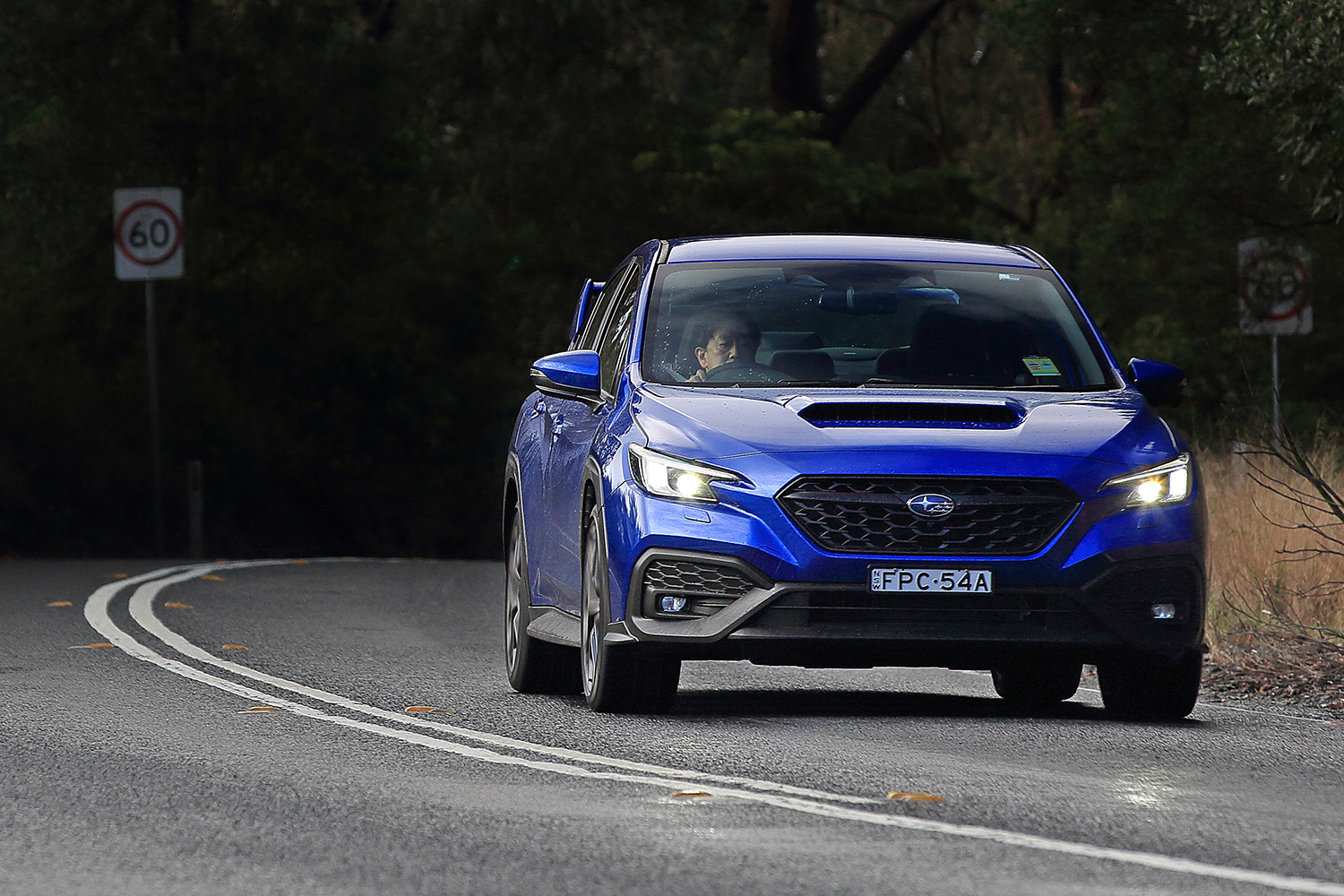 スバルWRX S4 tS Bスペックのコーナリングシーン