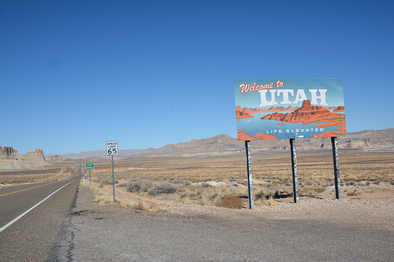 アメリカの道路と標識のイメージ