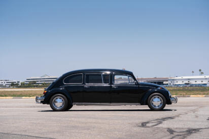 庶民車のビートルを魔改造! リムジン化した通称「ロールスワーゲン」はハリウッドスターも虜にした1台だった