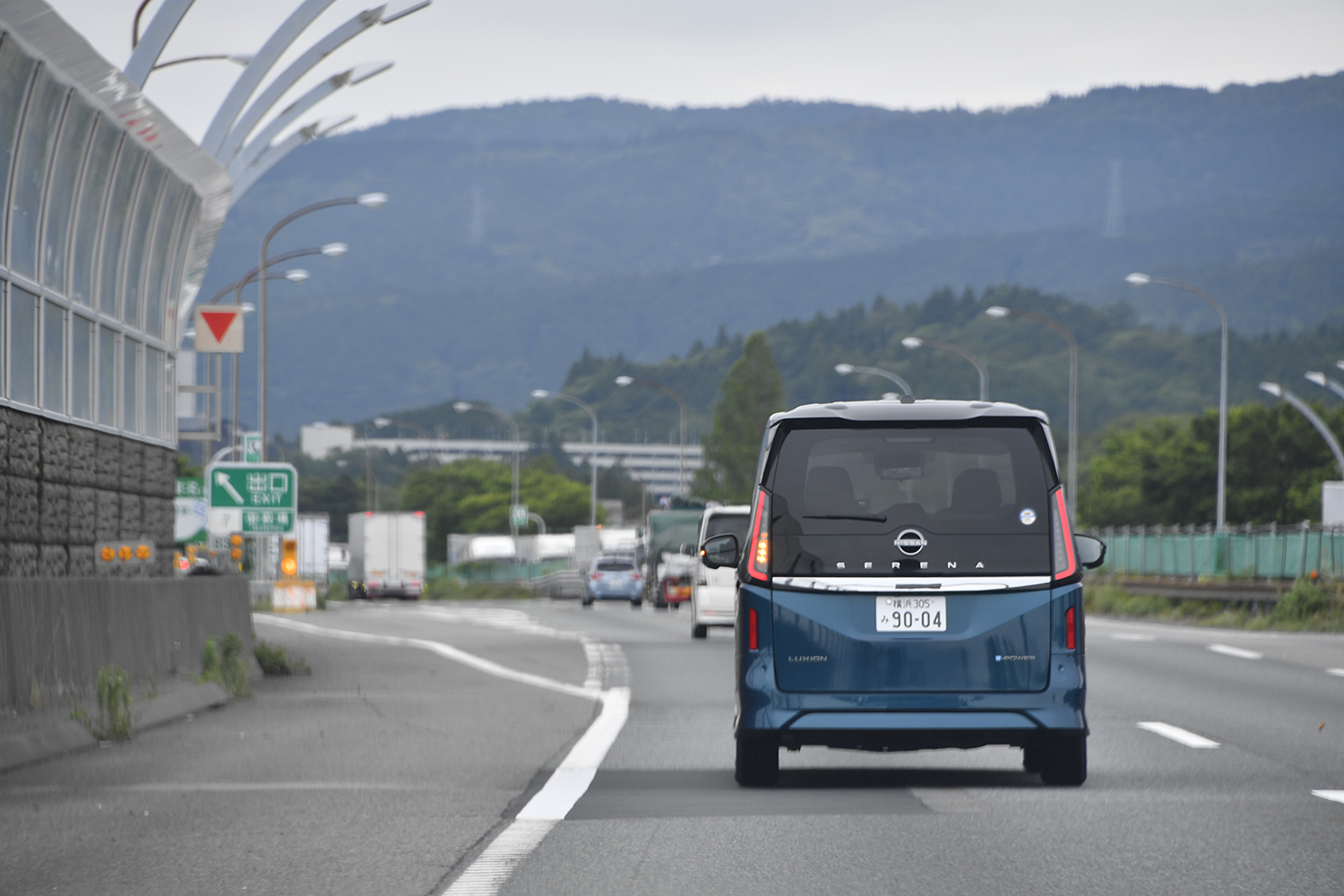 日産セレナの走行イメージ