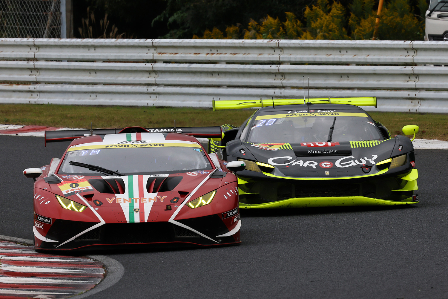 7号車CARGUY Ferrari 296 GT3と0号車VENTENY Lamborghini GT3