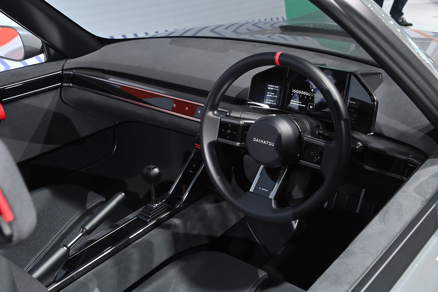 ダイハツ K-OPENの車内